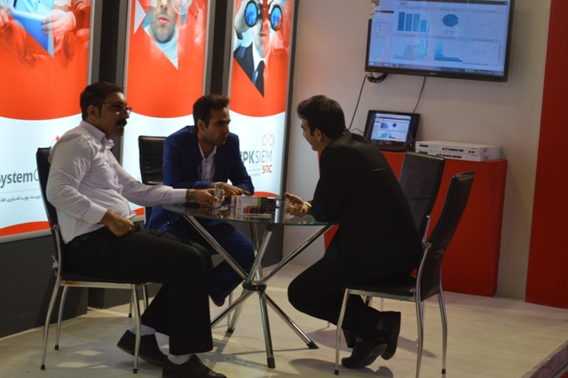 علیرضا پویافر:گزارش اختصاصی یازدهمین نمایشگاه فناوری اطلاعات استان یزد: گفتگوهای کامیتکسی(7)