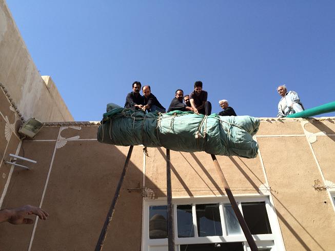 علیرضا پویافر گزارش تصویری: برافراشتن پوشش امام حسینی خانه مرتاضیه بیش از پنجاه سال