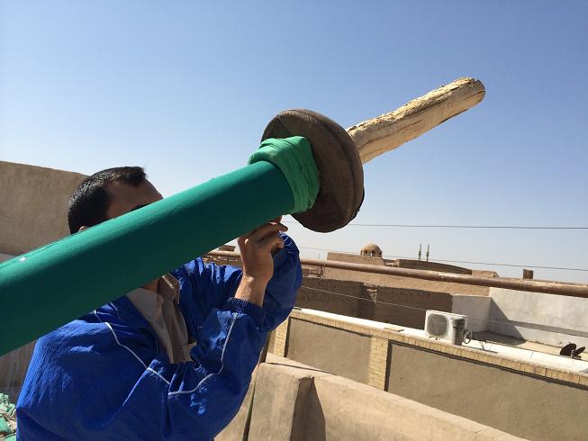 علیرضا پویافر گزارش تصویری: برافراشتن پوشش امام حسینی خانه مرتاضیه بیش از پنجاه سال