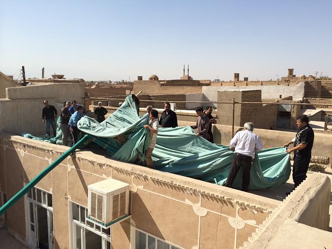 علیرضا پویافر گزارش تصویری: برافراشتن پوشش امام حسینی خانه مرتاضیه بیش از پنجاه سال