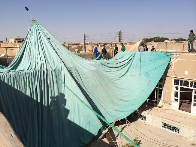 علیرضا پویافر گزارش تصویری: برافراشتن پوشش امام حسینی خانه مرتاضیه بیش از پنجاه سال