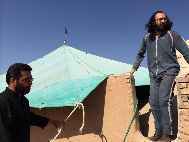 علیرضا پویافر گزارش تصویری: برافراشتن پوشش امام حسینی خانه مرتاضیه بیش از پنجاه سال