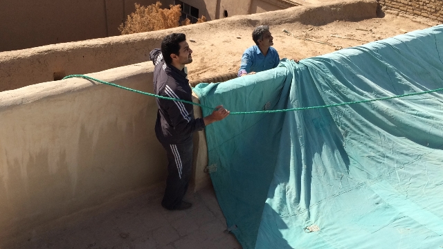 علیرضا پویافر گزارش تصویری: برافراشتن پوشش امام حسینی خانه مرتاضیه بیش از پنجاه سال