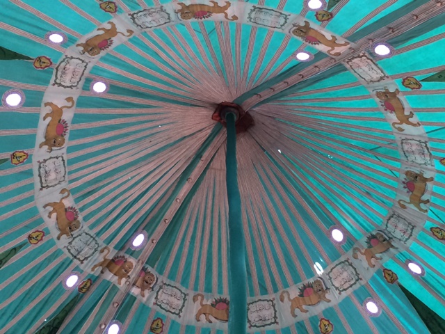 علیرضا پویافر گزارش تصویری: برافراشتن پوشش امام حسینی خانه مرتاضیه بیش از پنجاه سال