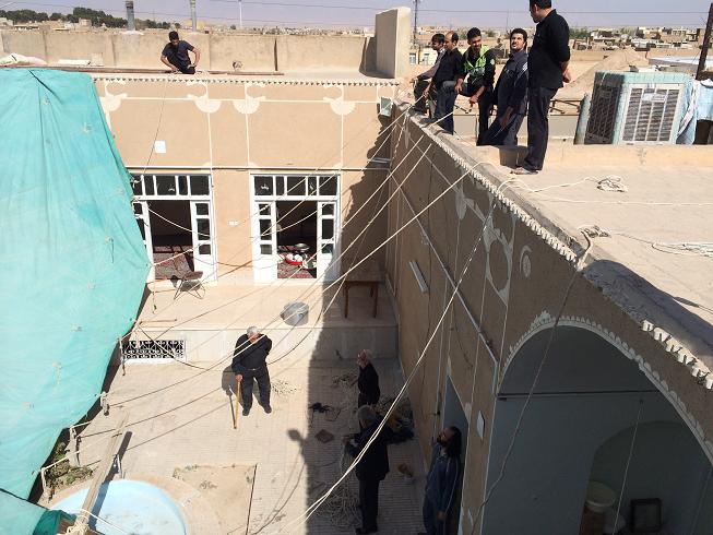 علیرضا پویافر گزارش تصویری: برافراشتن پوشش امام حسینی خانه مرتاضیه بیش از پنجاه سال