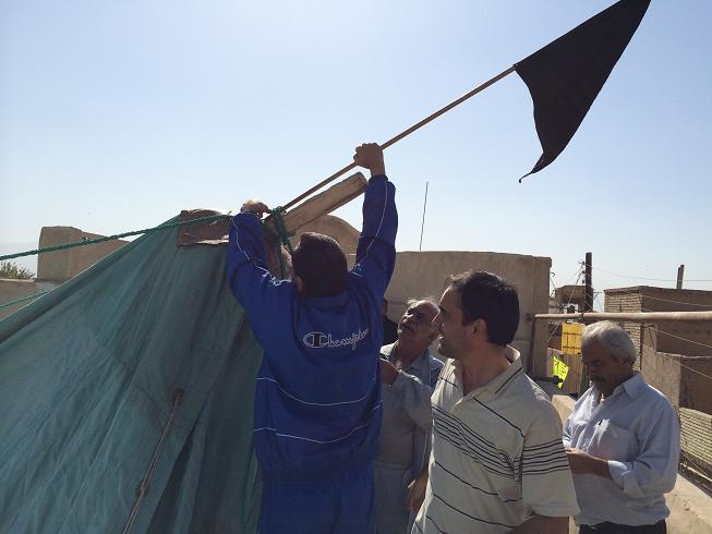 علیرضا پویافر گزارش تصویری: برافراشتن پوشش امام حسینی خانه مرتاضیه بیش از پنجاه سال