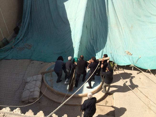 علیرضا پویافر گزارش تصویری: برافراشتن پوشش امام حسینی خانه مرتاضیه بیش از پنجاه سال