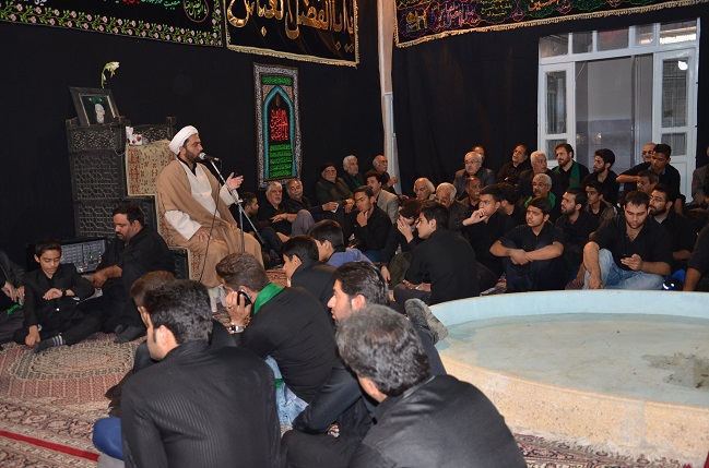 علیرضا پویافر گزارش تصویری: برافراشتن پوشش امام حسینی خانه مرتاضیه بیش از پنجاه سال