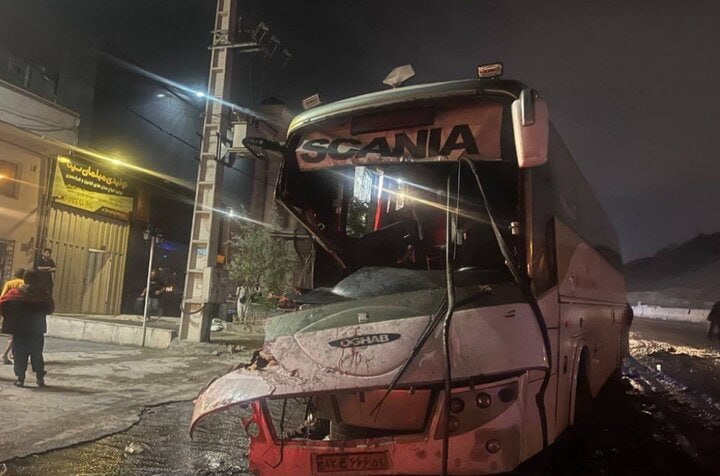 مصدوم شدن ۳۰ نفر در حادثه انحراف از مسیر اتوبوس بندرعباس – میبد