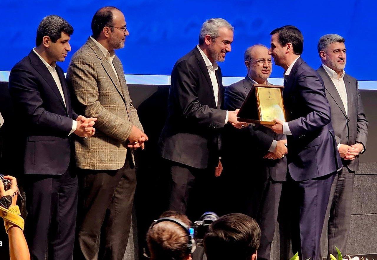 گواهی سپرده کالایی گندله چادرملو رونمایی شد/ اهدای لوح افتخار برترین‌های بورس کالا به مدیرعامل چادرملو