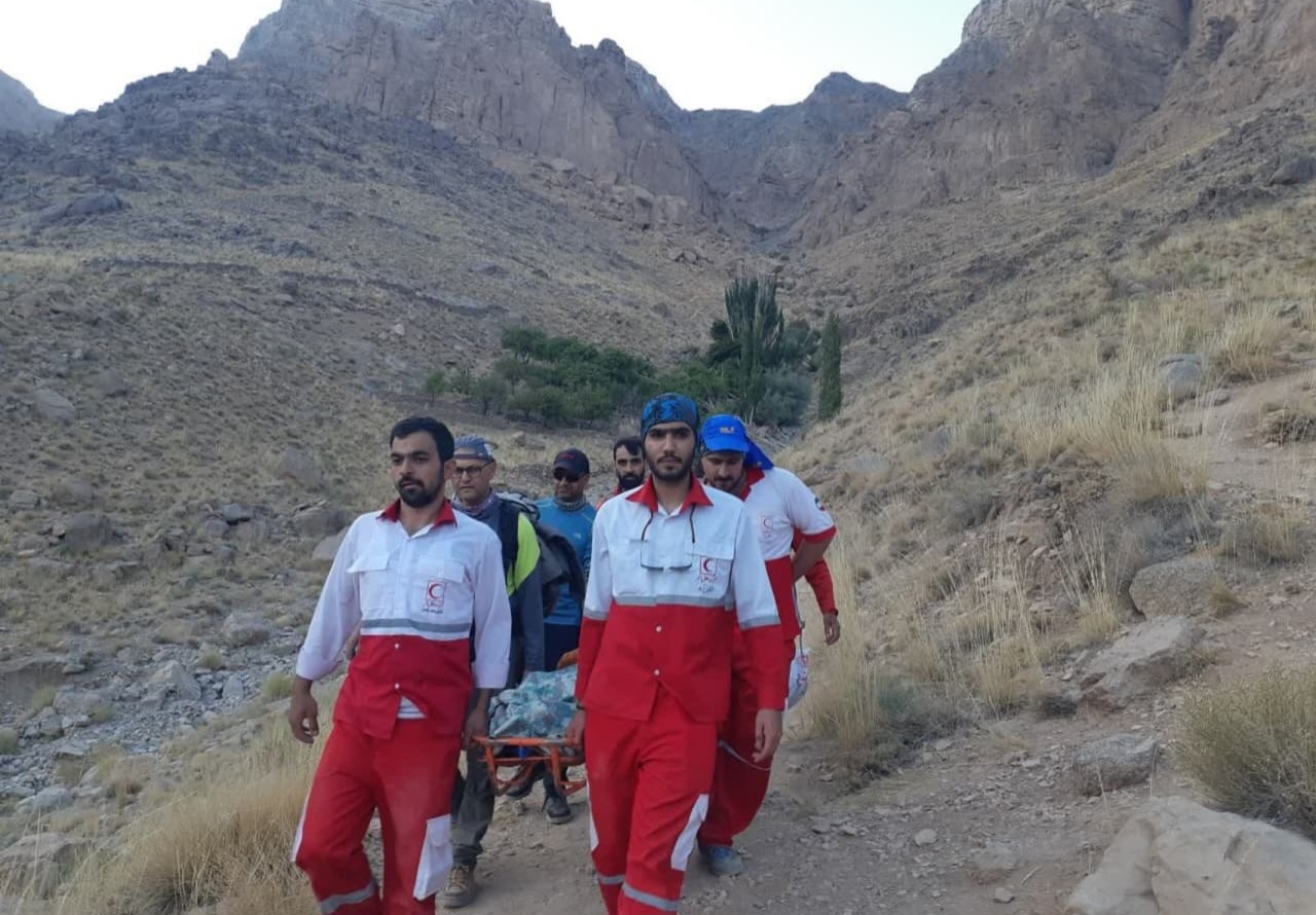 نجات جان بانوی کوهنورد حادثه دیده در ارتفاعات شیرکوه