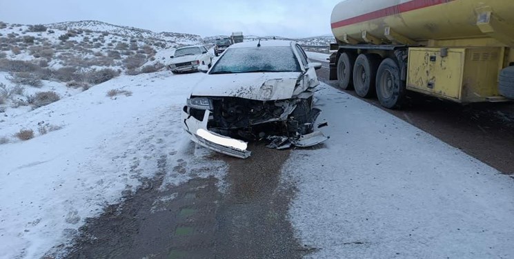 تصادف زنجیره‌ای در جاده سیرجان به کرمان ۲ فوتی و ۱۳ مصدوم بر جا گذاشت