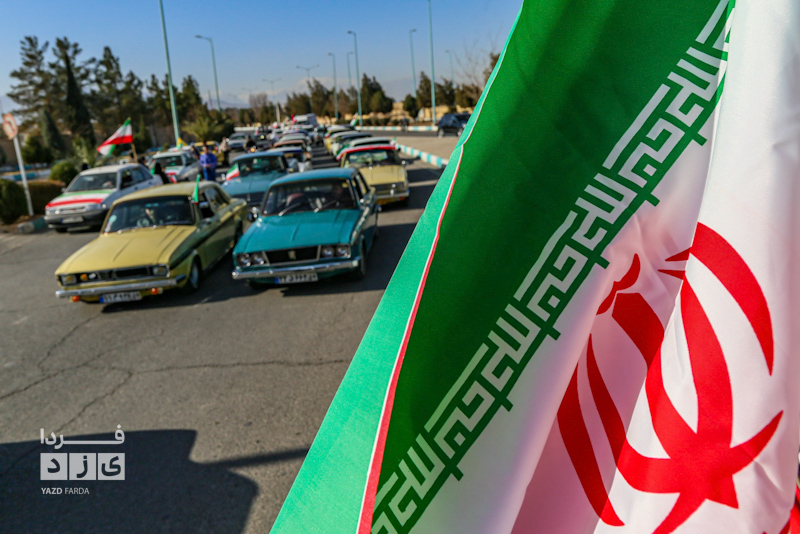 اهتزاز پرچم پرافتخار ایران اسلامی در راهپیمایی 22 بهمن یزد