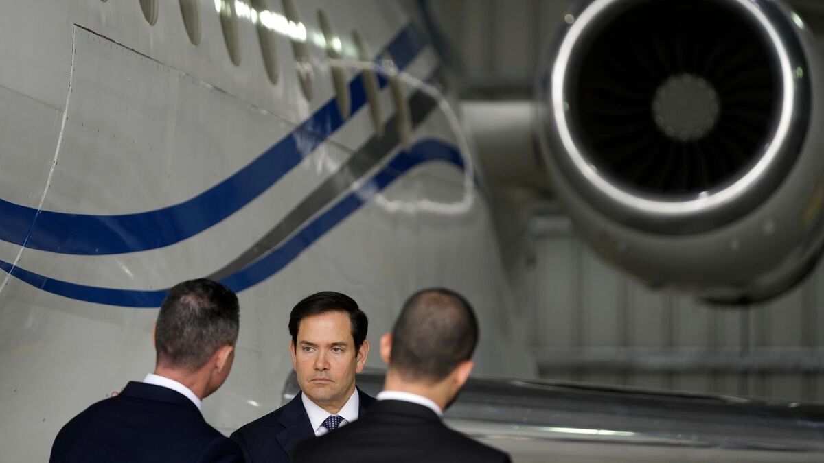 ترک شیشه هواپیما، وزیر خارجه آمریکا را زمین‌گیر کرد