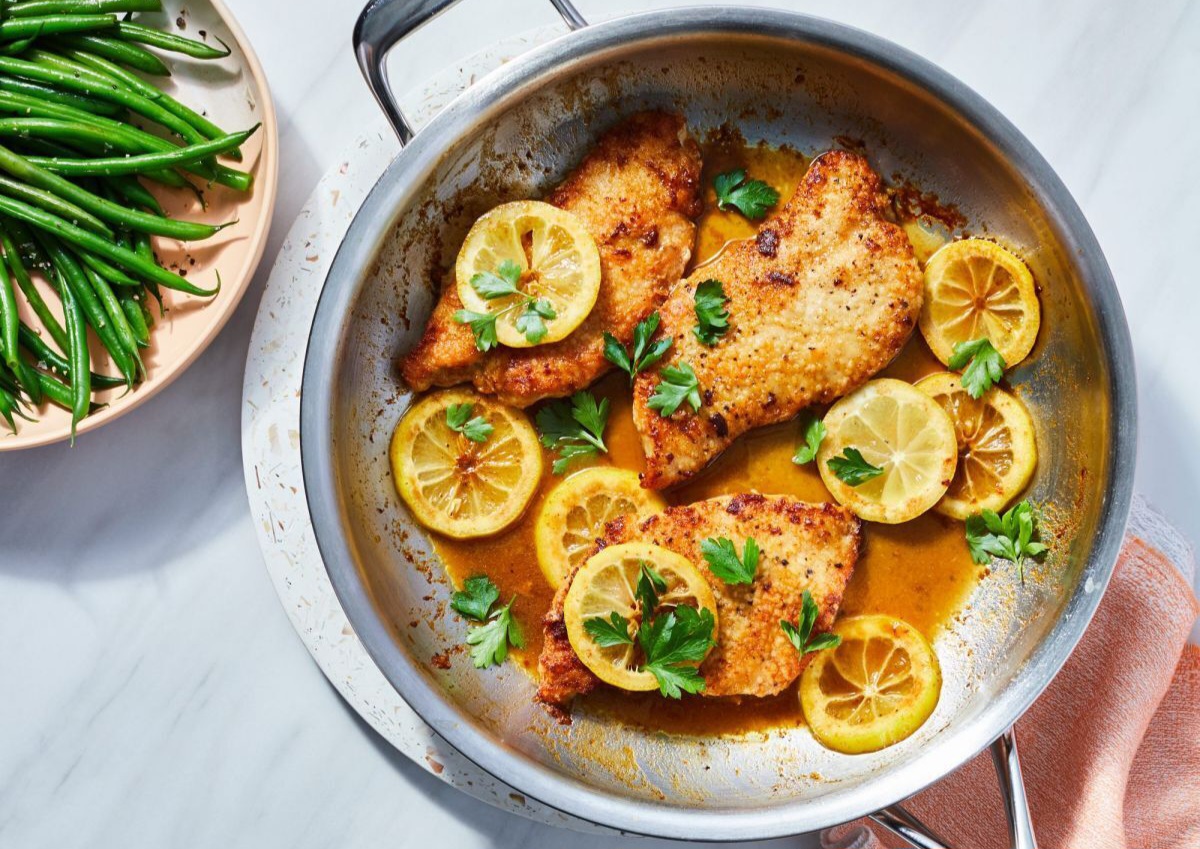 مرغ پارمزان خامه‌ای؛ روشی متفاوت و خوشمزه برای پخت مرغ