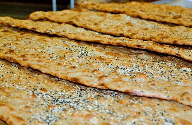 فروش اجباری نان با افزودنی، تخلف است