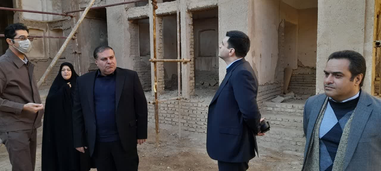 بازدید معاون امور مجلس، حقوقی و استان‌ها از مجموعه پردیسان و کارگاه کاربافی اردکان