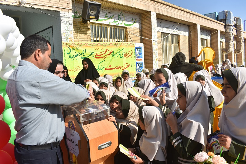 جشن عاطفهها همزمان با سراسر کشور روز یک شنبه با حضور فرماندار مدیر آموزش وپرورش و رئیس کمیته امداد وتعدادی از مسئولان و دانشآموزان به صورت نمادین در آموزشگاه قرآنی دخترانه سمیه شهرستان بهاباد برگزار شد. جشن عاطفهها همزمان با سراسر کشور روز یک شنبه با حضور فرماندار مدیر آموزش وپرورش و رئیس کمیته امداد وتعدادی از مسئولان و دانشآموزان به صورت نمادین در آموزشگاه قرآنی دخترانه سمیه شهرستان بهاباد برگزار شد.