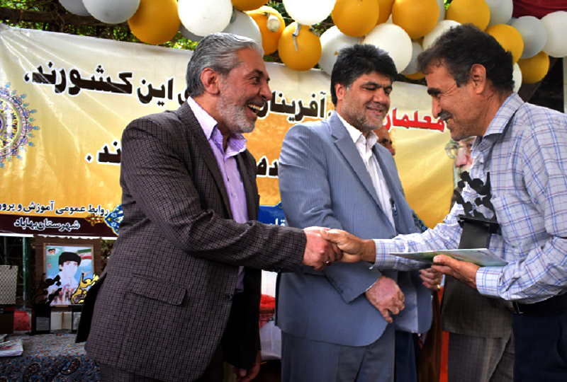معلمان نمونه بهاباد تجلیل شدند