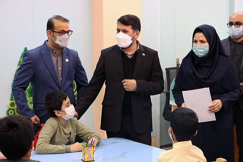 بازدید سه ساعته استاندار یزد از کتابخانه مرکزی