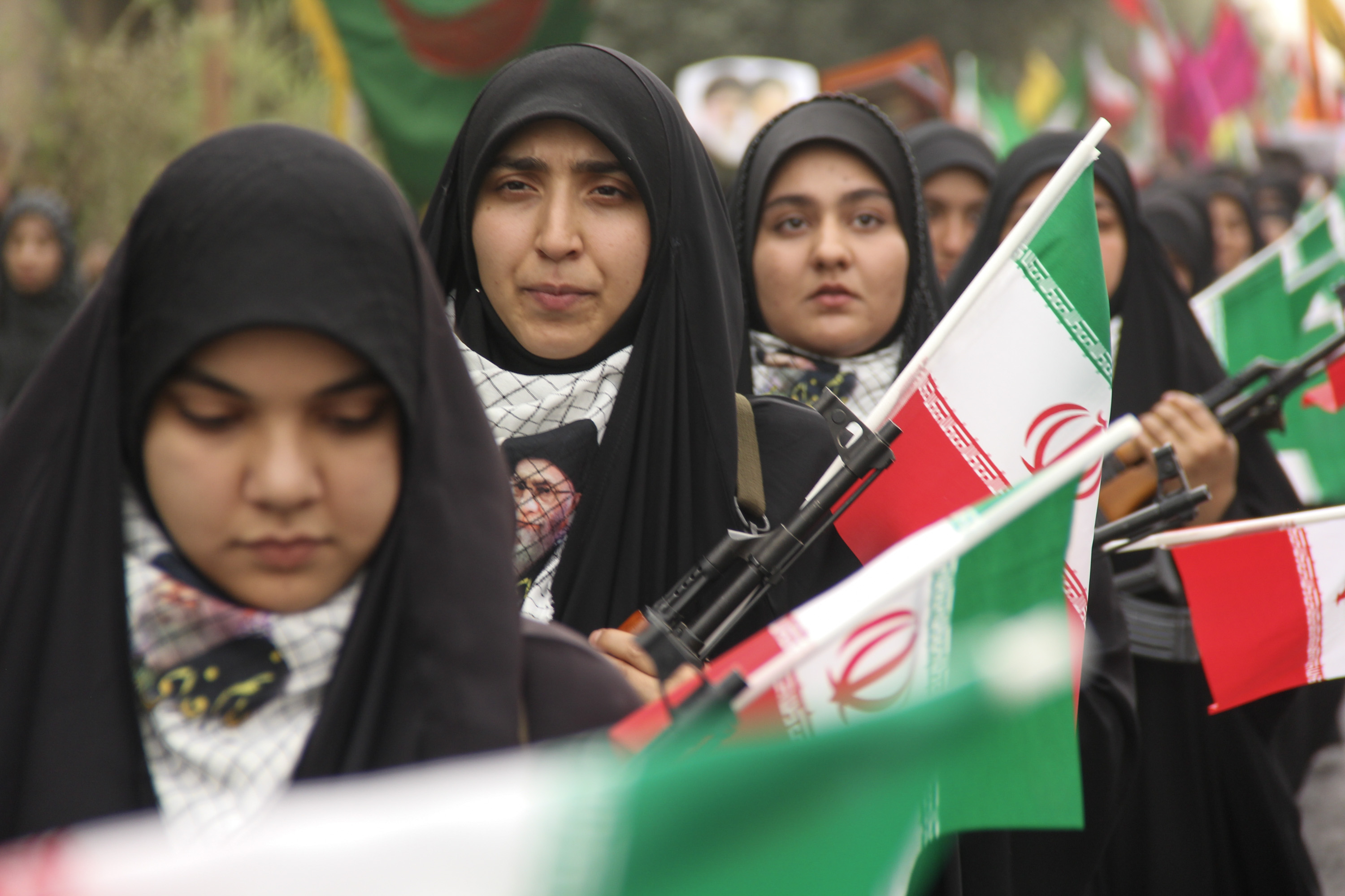 زنانِ عاشق، صحنه را خالی نکردند | حماسه زینبیون در یزد به تصویر کشیده شد