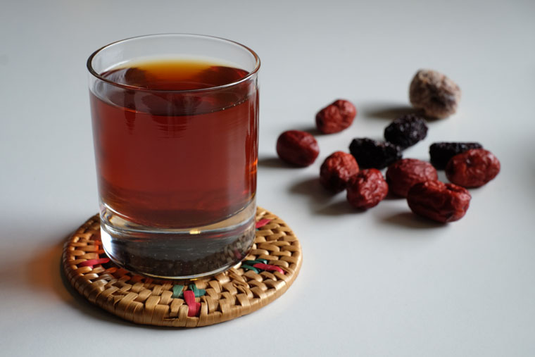 چرا نوشیدن چای با توت و خرما ضرر دارد؟