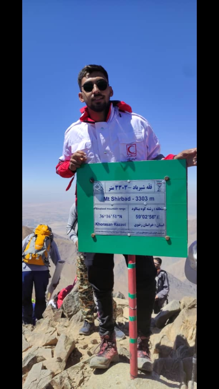 صعود نجاتگر جمعیت هلال احمر شهرستان طبس به قله ۳۳۰۲متری شیرباد 