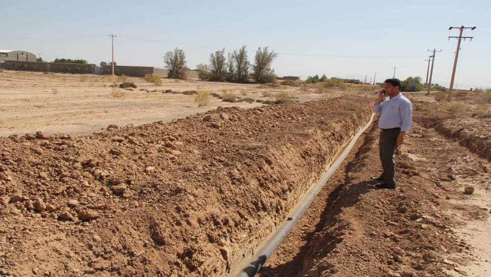 بازید بخشدار مرکزی میبد از روند لوله‌گذاری چاه محمدآباد به مخزن آب شهدای بخش مرکزی