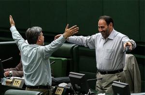 حواشی اولین‌جلسه‌مجلس در سال 94 /اعتراض پلاکاردی نماینده تهران(تصاویر)