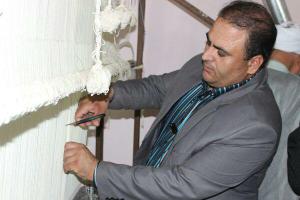 مادر شهيد، فرش دستباف خود را به عتبات عاليات هديه كرد