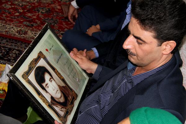 دیدار معاون استاندار فرماندار ویژه و امام جمعه شهرستان طبس بهمراه برخی از مسئولین در دهه_فجر با خانواده شهدا(تصویری)