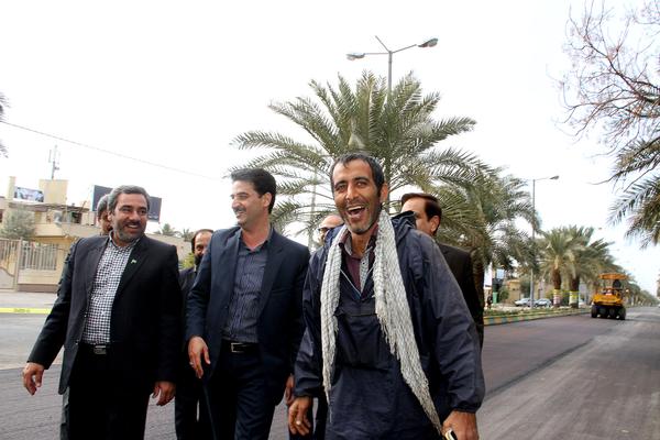 بازدید امام جمعه، مهندس طلائی و مهندس طوسی از طرح های عمرانی سطح شهر (پروژه آسفالت خیابان امام ره) و خداقوت به کارگران(تصویری)