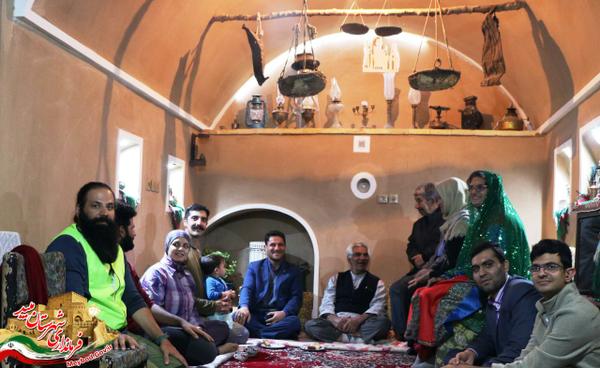  تجلیل بخشدار مرکزی میبد از زوج دوچرخه‌سوار مشهدی