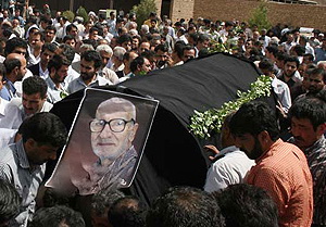 مشروح گزارش تشييع پيكر آذريزدی از خبرگزاری ايكنا تا سردر دانشگاه تهران مشروح گزارش تشييع پيكر آذريزدی از خبرگزاری ايكنا تا سردر دانشگاه تهران