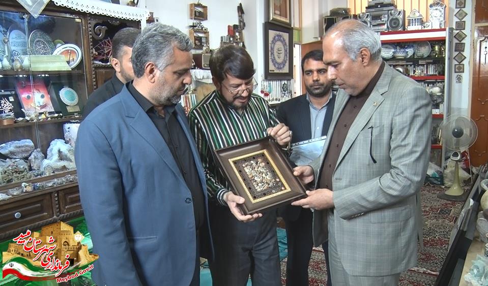  قدردانی فرماندار از هنرمند میبدی