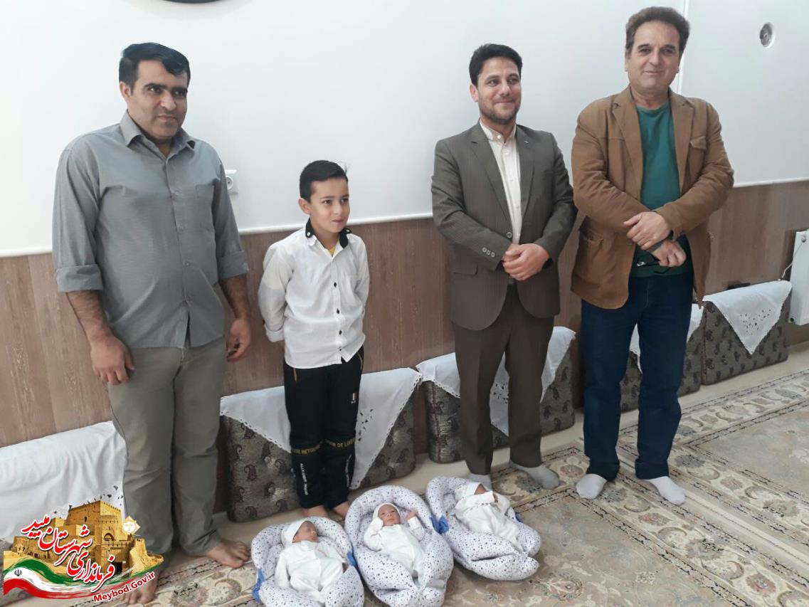 دیدار بخشدار مرکزی میبد با سه‌قلوهای رکن‌آبادی