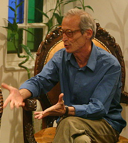 پسرخوانده مهدی آذر یزدی صندلی نداشتیم به جلال آلاحمد تعارف كنیم پسرخوانده مهدی آذر یزدی صندلی نداشتیم به جلال آلاحمد تعارف كنیم