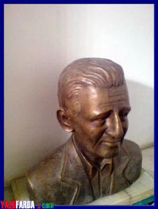 وقتی آنجا را احیاء می کردم در کنار آن ، یک قسمت از ازاره کاشی را پیدا کردم . وقتی آنجا را احیاء می کردم در کنار آن ، یک قسمت از ازاره کاشی را پیدا کردم .