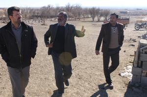 بازدید بخشدار گاریزات از پروژه برق رسانی به روستای عباس آباد کوار