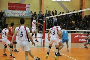 پیشگامان صدرنشین از ذوب آهن اصفهان پذیرایی می کند