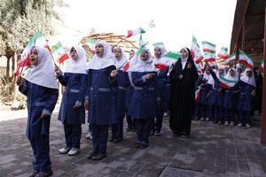 کودکان یزدی در 'کوچهی انقلاب' با رنگ، واژه و لبخند کودکان یزدی در 'کوچهی انقلاب' با رنگ، واژه و لبخند