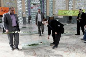 قول مساعدت و همکاری مدیر عامل شرکت سنگ آهن بافق در تکمیل یادمان شهدای گمنام بافق قول مساعدت و همکاری مدیر عامل شرکت سنگ آهن بافق در تکمیل یادمان شهدای گمنام بافق