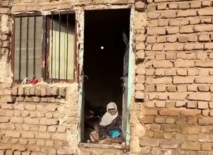 فیلم| وضعیت زندگی اسفبار پیرزنی به نام «فاروق»